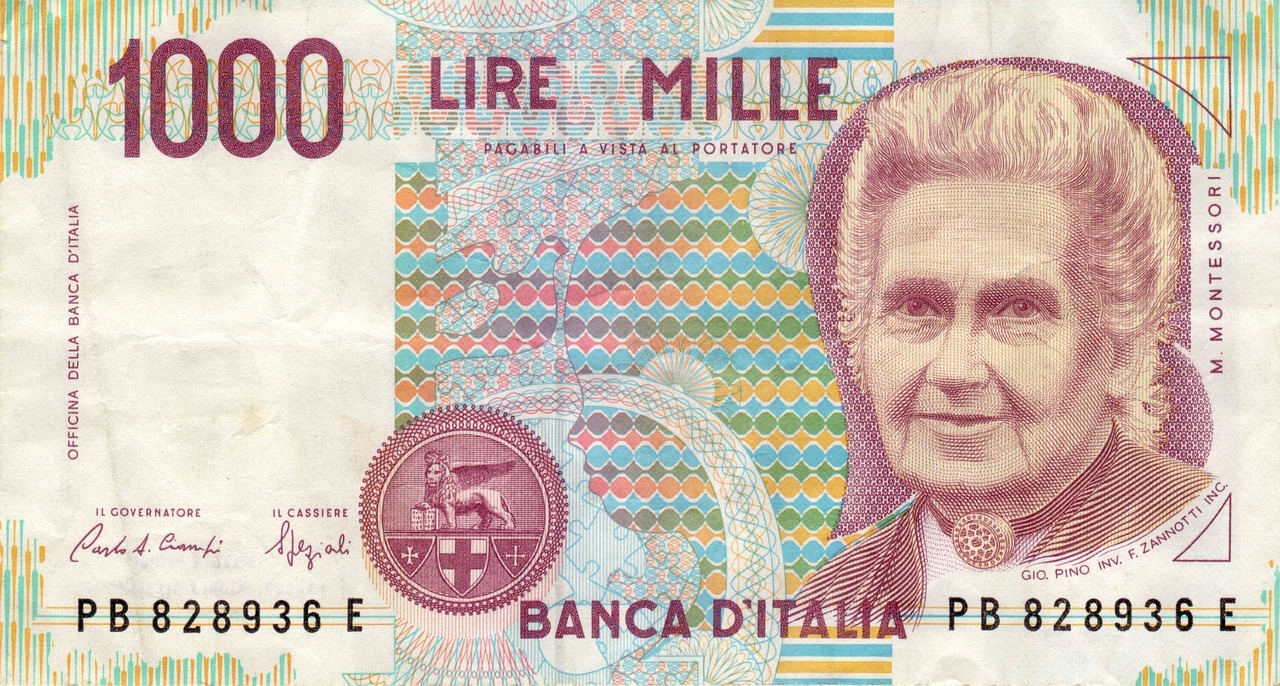 Monete da 10 Lire su un tavolo, simbolo di eredità e valutazione numismatica.