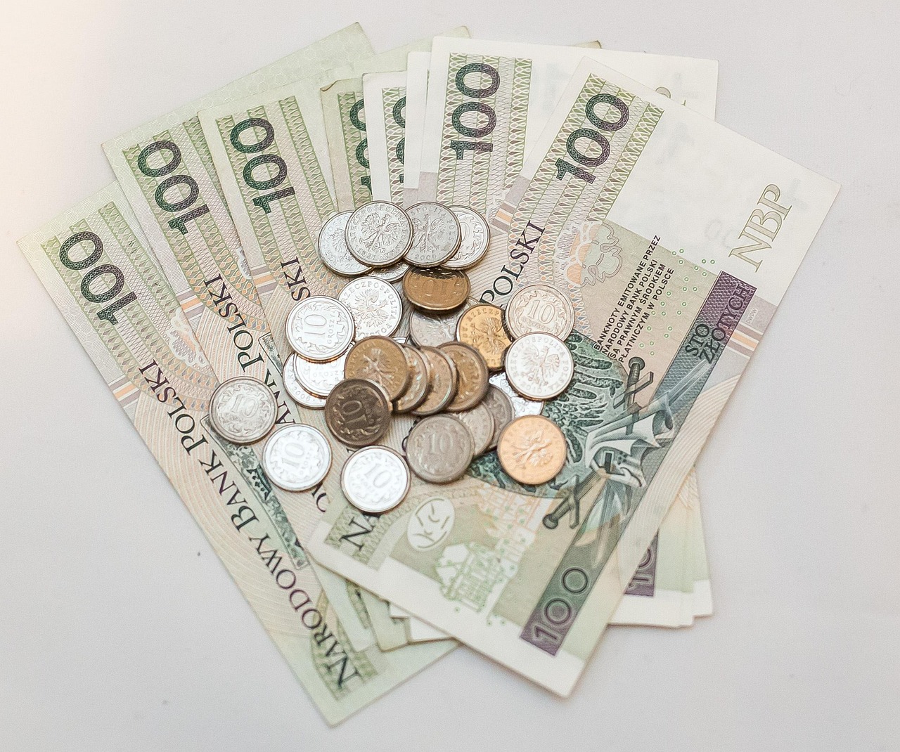 Donna anziana riceve un assegno, simbolo di supporto economico per vedove con reddito basso.