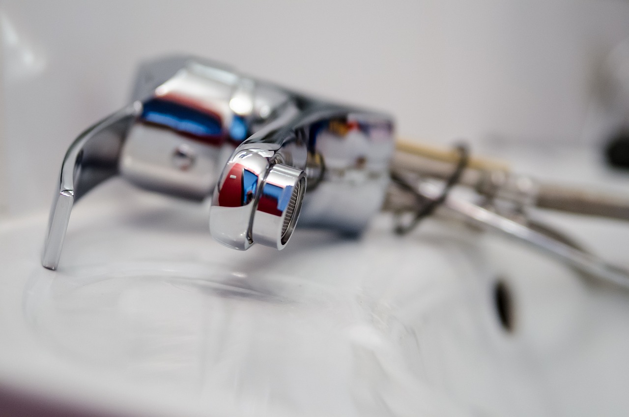 Immagine di nuovi sanitari e rubinetti, simbolo del bonus idrico di 1.000 euro per il rimborso.