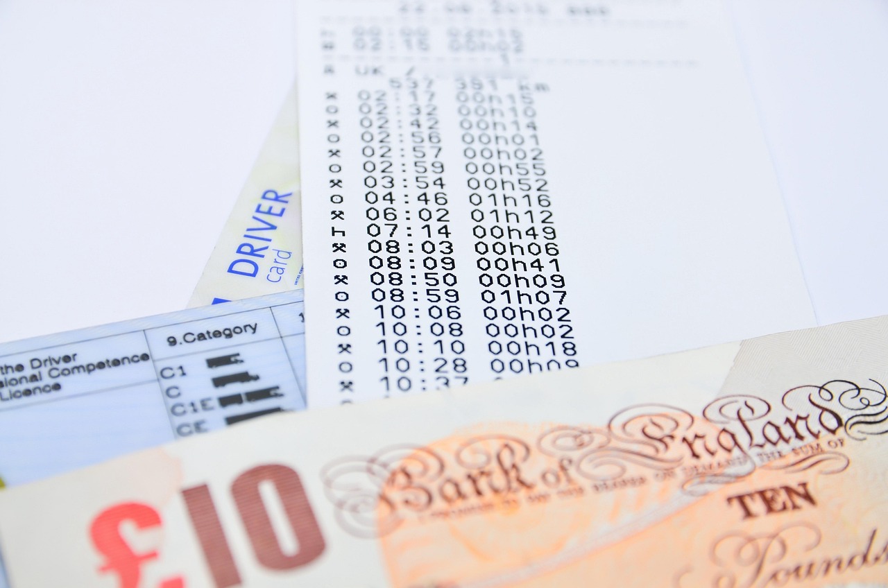 Immagine di un'auto con un cartello che indica esenzione dal bollo per determinate età.