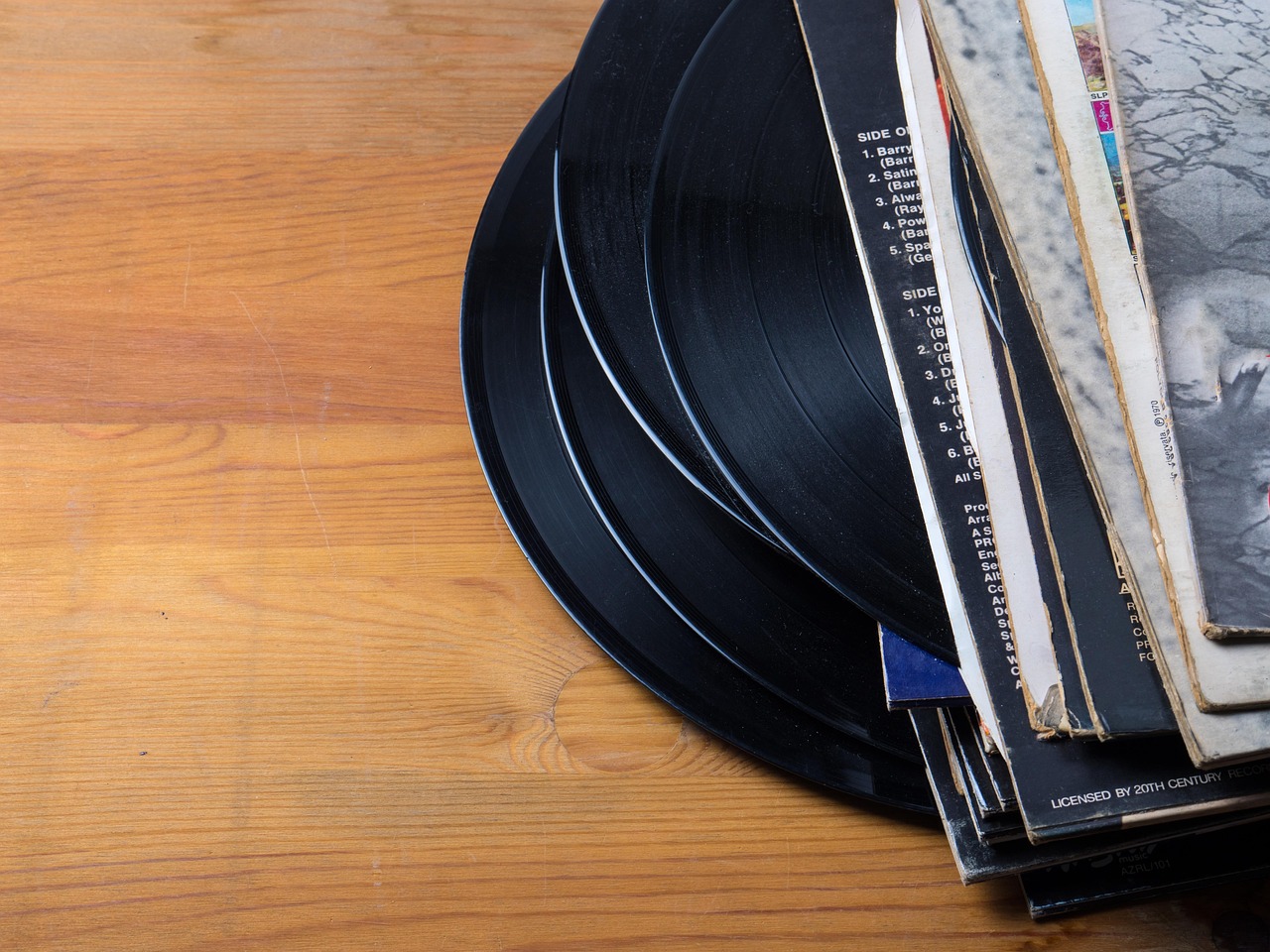 Collezione di vinili 45 giri con stampe promozionali, evidenziando il loro valore nel mercato dei dischi.