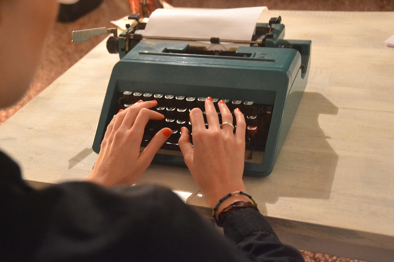 Olivetti Lettera 22, icona del design, su una scrivania vintage con carta e inchiostro.