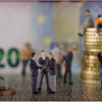 Immagine che illustra il concetto di social lending con persone che scambiano denaro online.