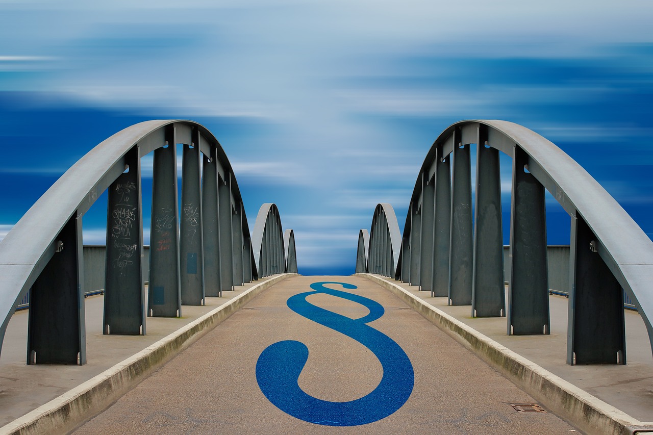 Immagine che illustra le modifiche della Legge 104 con figure di persone che discutono e documenti legali.