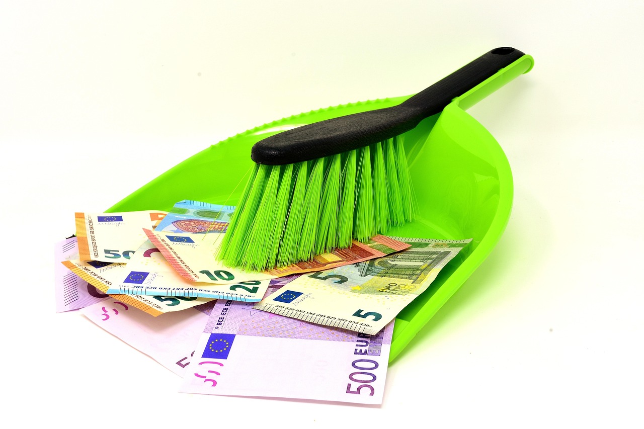 Contante nascosto sotto un materasso, simbolo di risparmio e rischio fiscale.