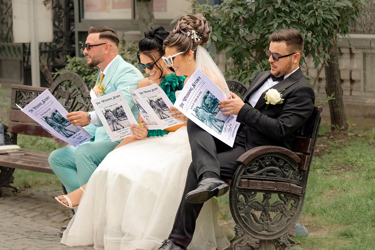 Concorrente di Affari Tuoi mentre gioca, con pacchi colorati sul tavolo e tensione nell'aria.