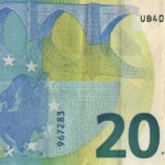 Banconota da 20 euro con evidenziato un punto rosso, simbolo di rarità.