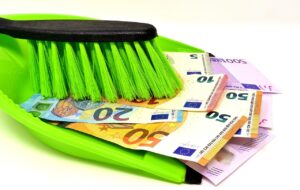 Calcolo della tredicesima per colf e badanti, con esempi di buste paga.