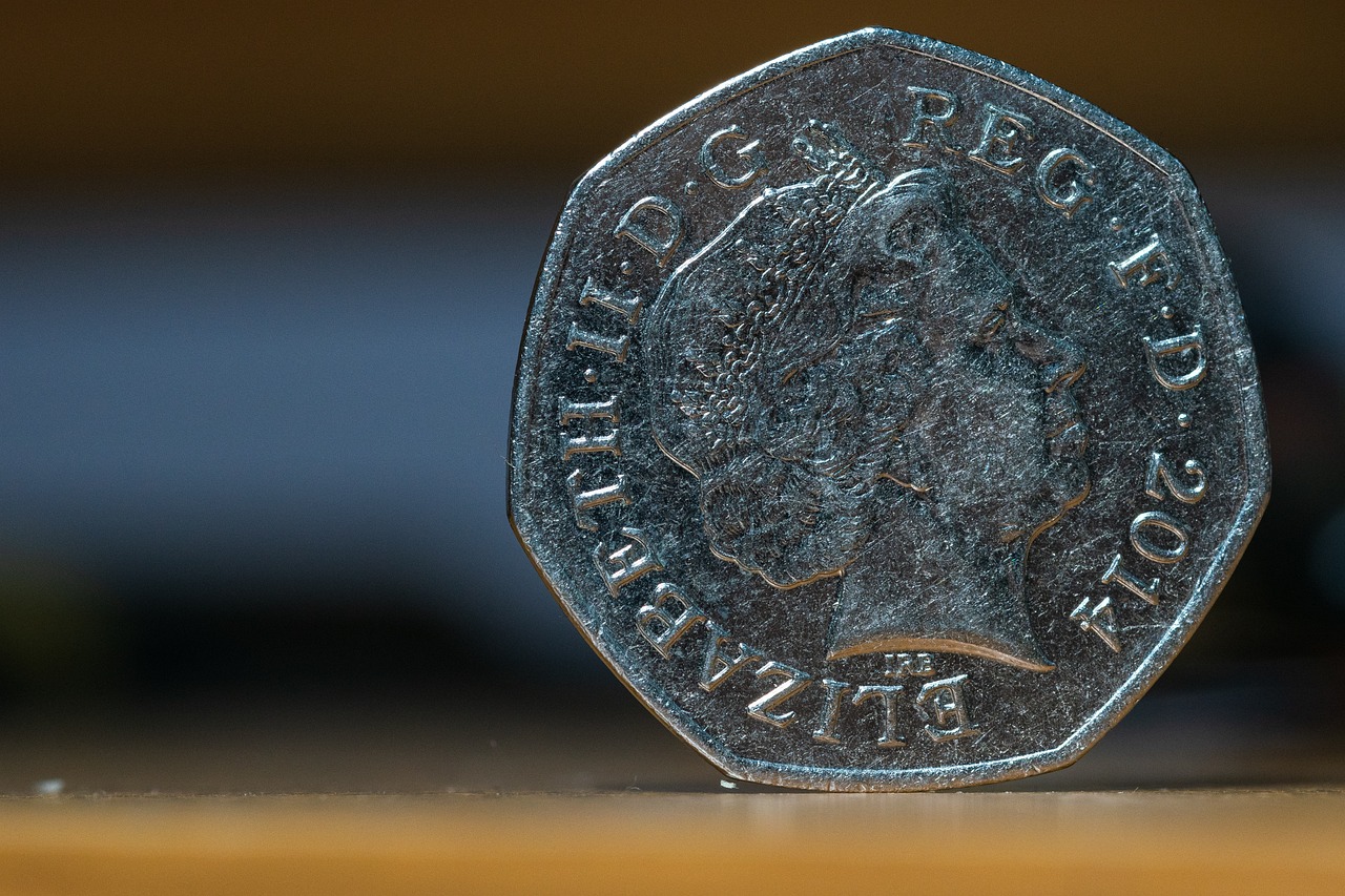 Moneta da 50 centesimi rara, valutata fino a 12.800€, esposta su sfondo neutro.