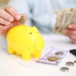 Immagine di un bonifico bancario con la dicitura "per spese scolastiche" evidenziata.