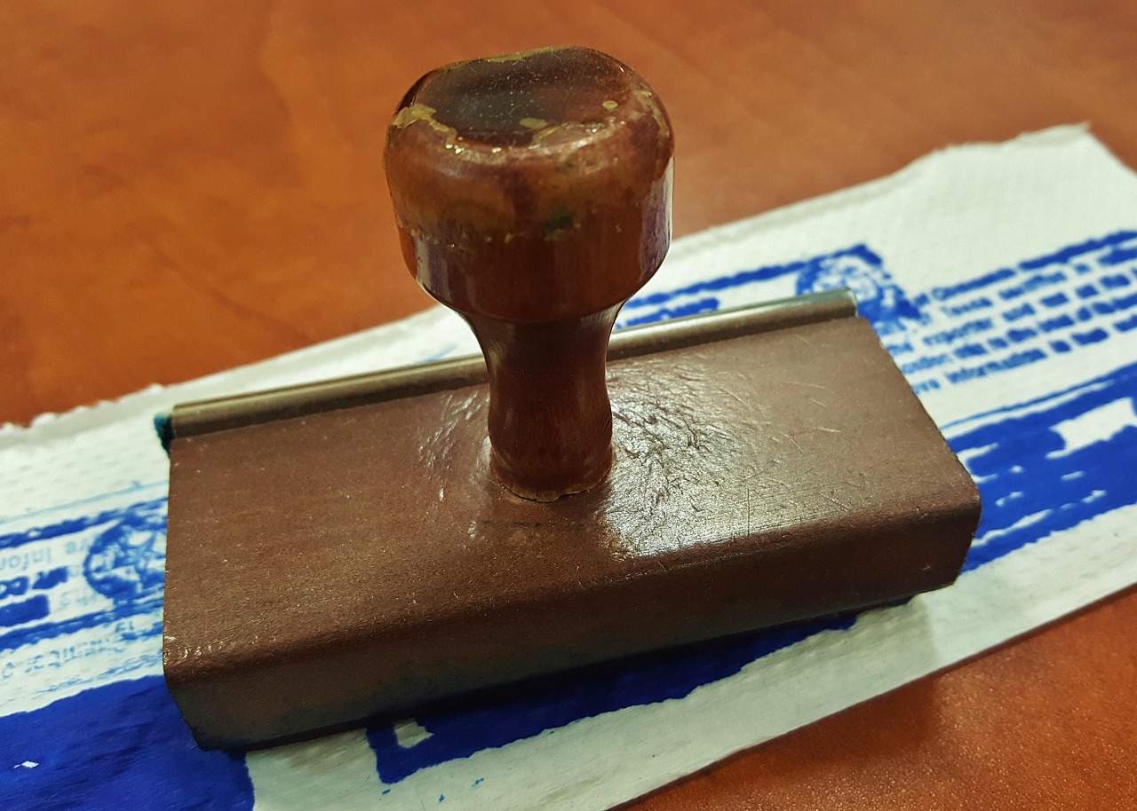 Francobollo da 40 centesimi, valutato 80 mila euro, in primo piano su sfondo neutro.